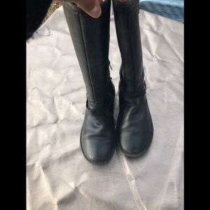 UGG berge tall  black in color size 9